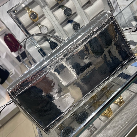 MICHAEL KORS Voyager Large Patent Logo Debossed EW Shoulder Tote Bag
Silver
NWT - Picture 12 of 16